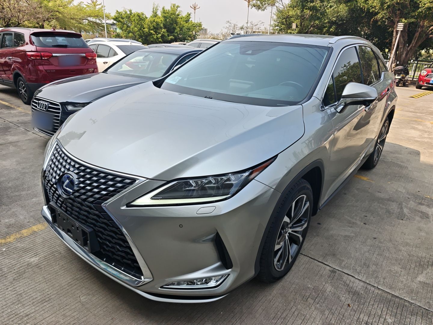 Под передней частью автомобиля