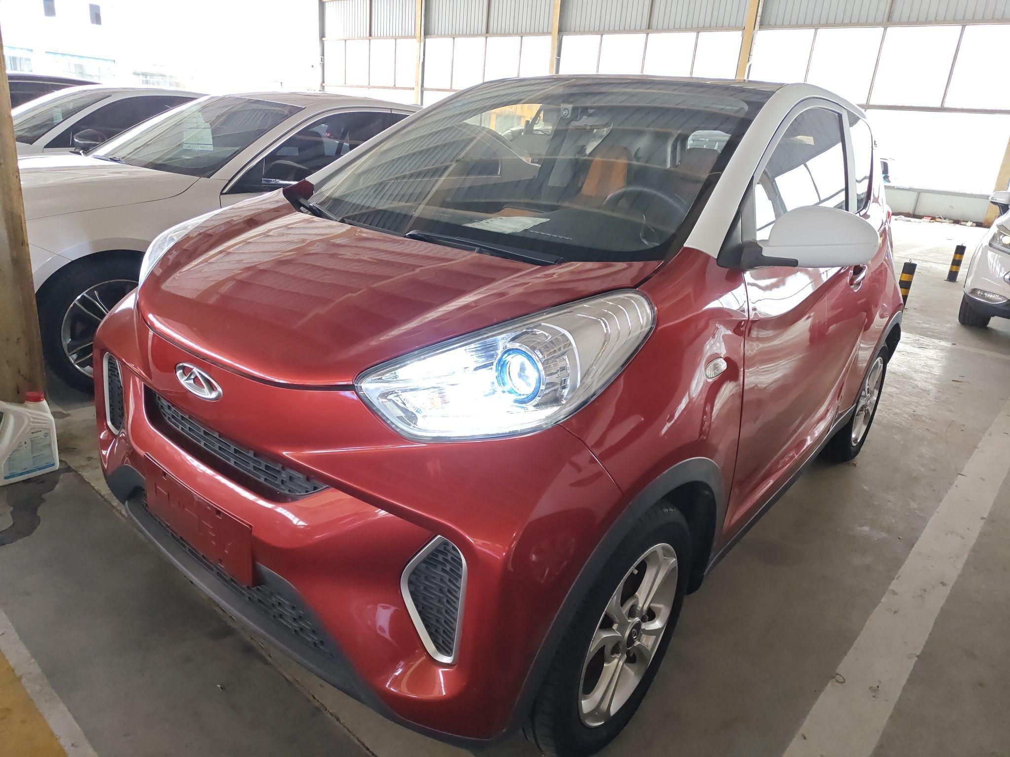 تحت مقدمة السيارة