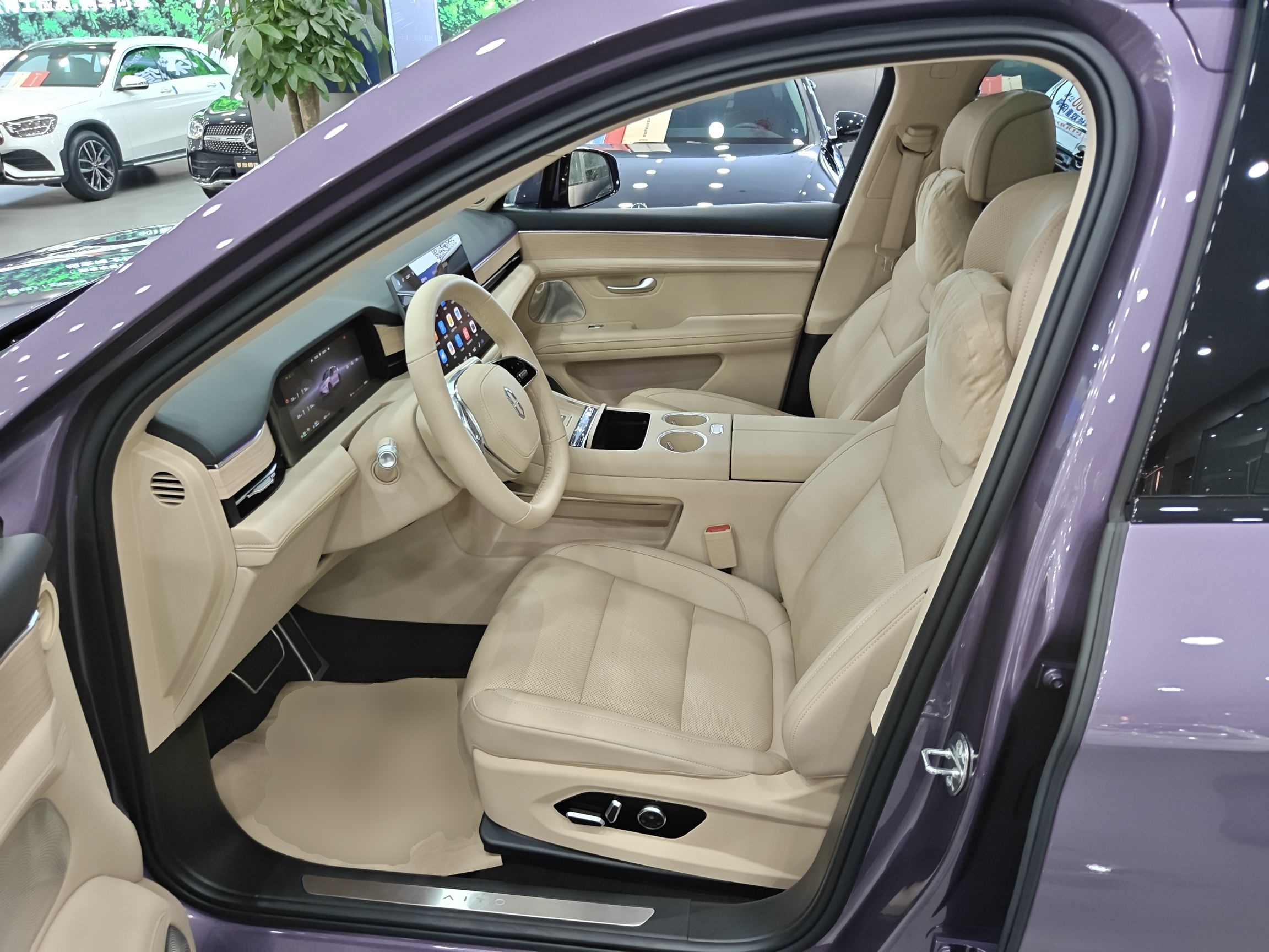 المقاعد الأمامية داخل السيارة