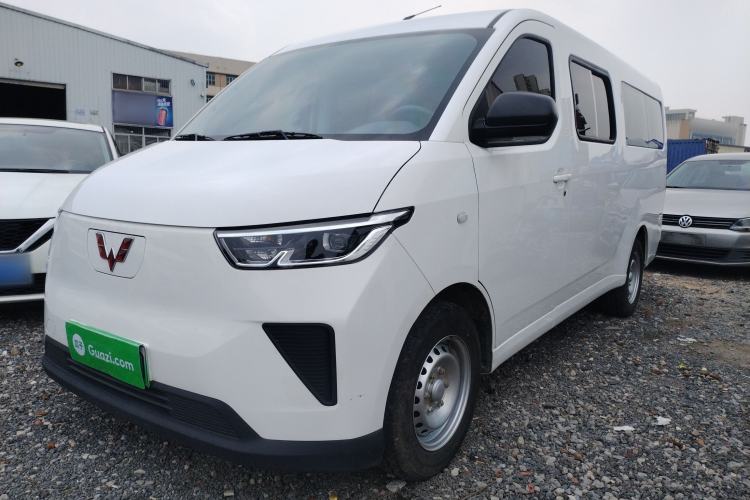 Used Wuling Yangguang 2024 300KM Comfort Version Passenger Van 75kW