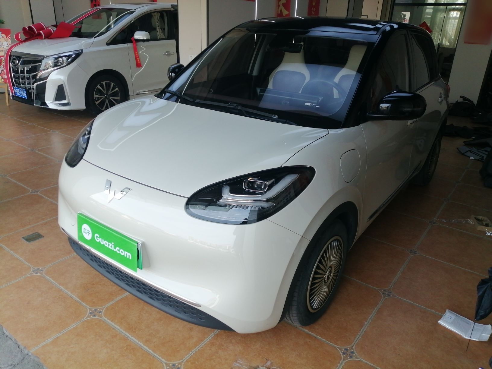 تحت مقدمة السيارة