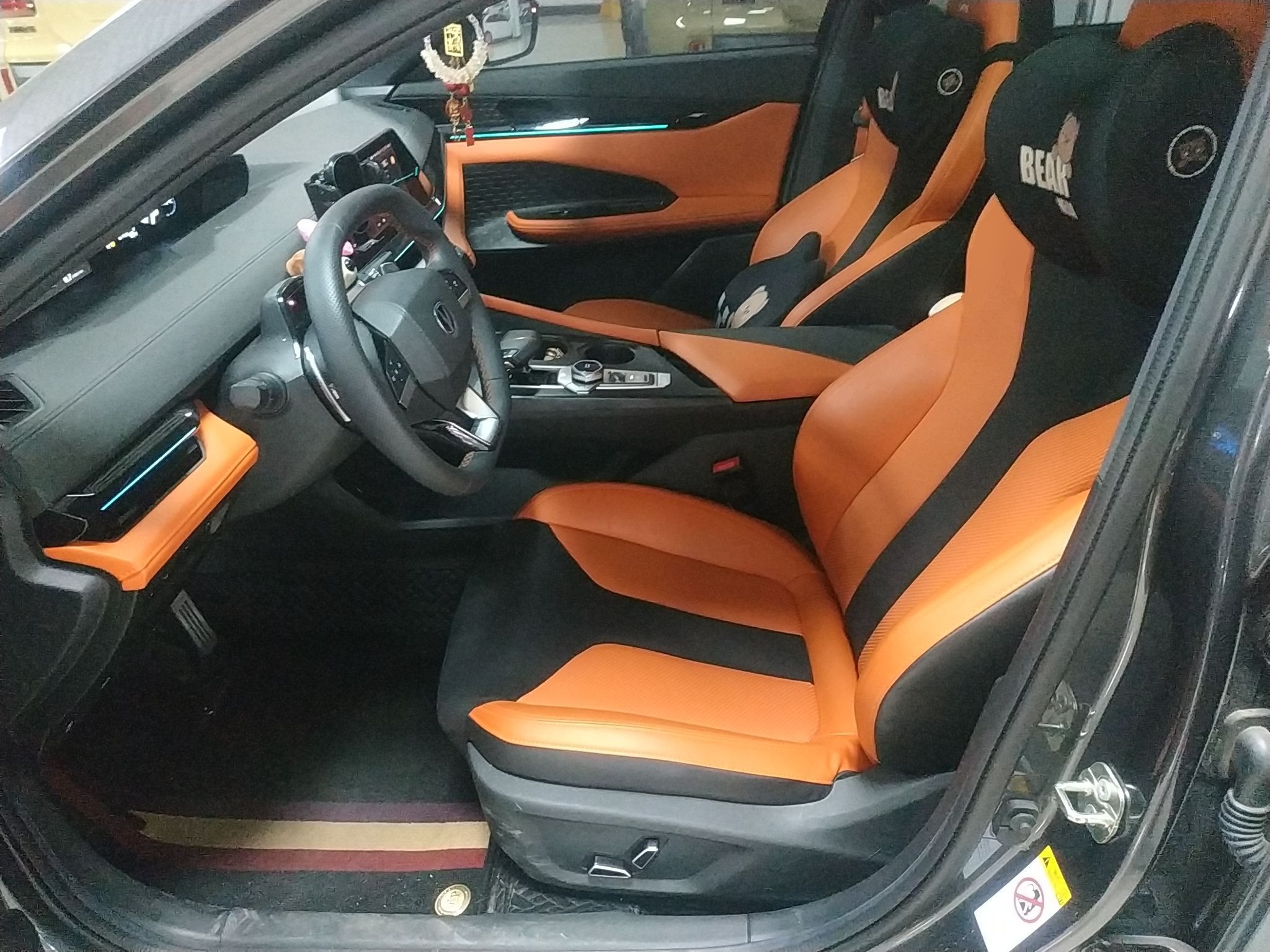 المقاعد الأمامية داخل السيارة