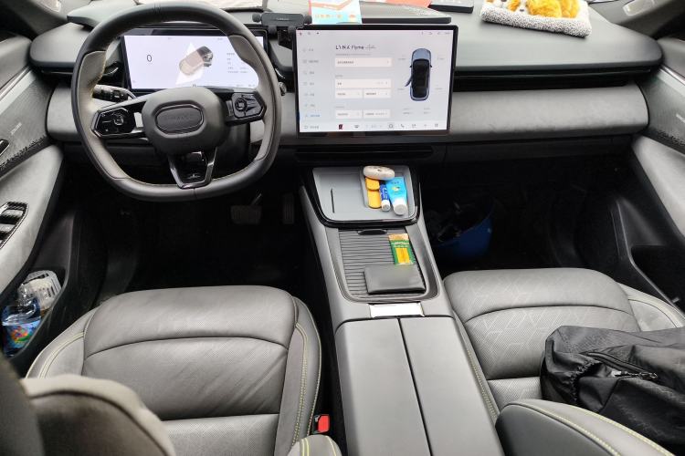 Used Lynk & Co 08 EM-P 2023 120km Long-Range Pro Center Console