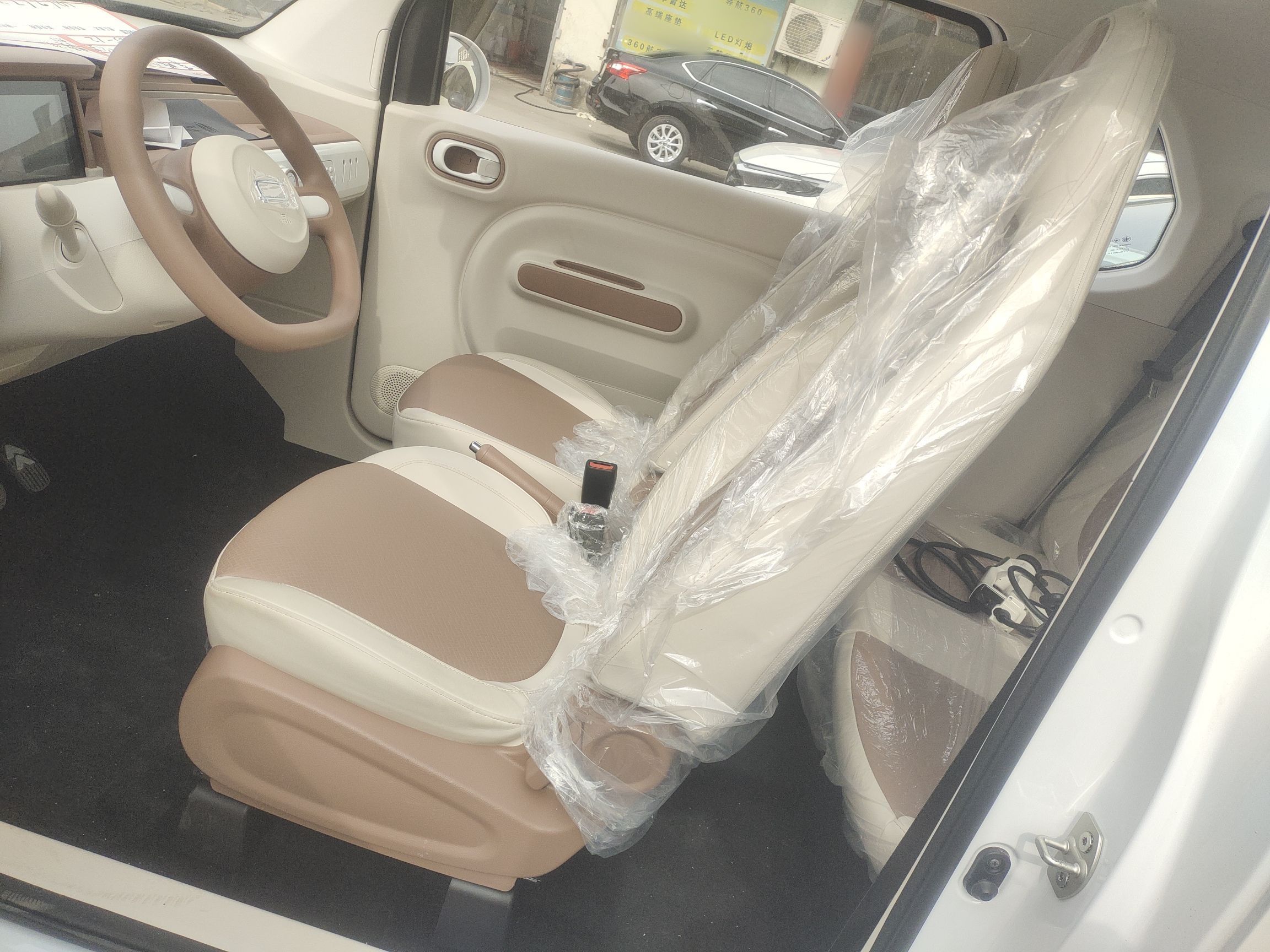 المقاعد الأمامية داخل السيارة