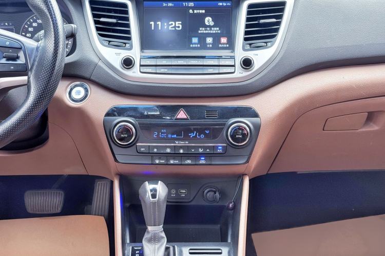 Used Hyundai Tucson 2015 1.6T Dual-Clutch Two-Wheel-Drive Smart Model Audio And AC Panel