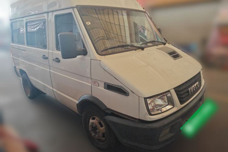 Used Iveco Daily 2020 2.5T A35 Passenger Van with Dual Tires Mid-Roof Design 5-9 Seater Side-Sliding Door China V Emission Standard

