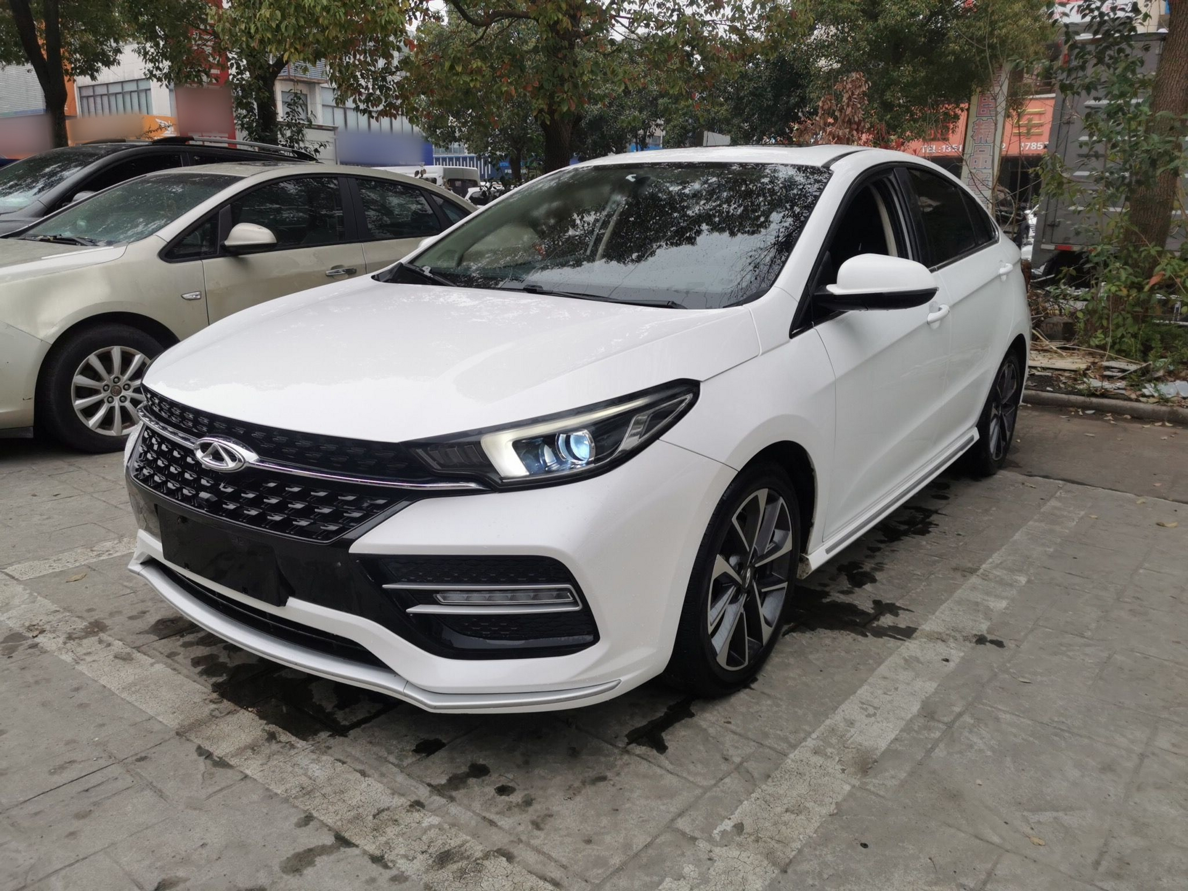 Под передней частью автомобиля