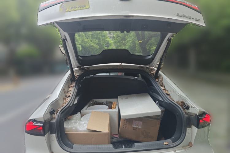 Used CHANGAN UNI-V 2022 1.5T Prestige Version Trunk