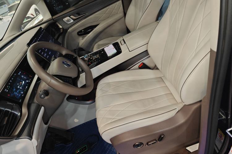 Used Denza D9 2022 DM-i 970 Four-Wheel Drive Prestige Model
