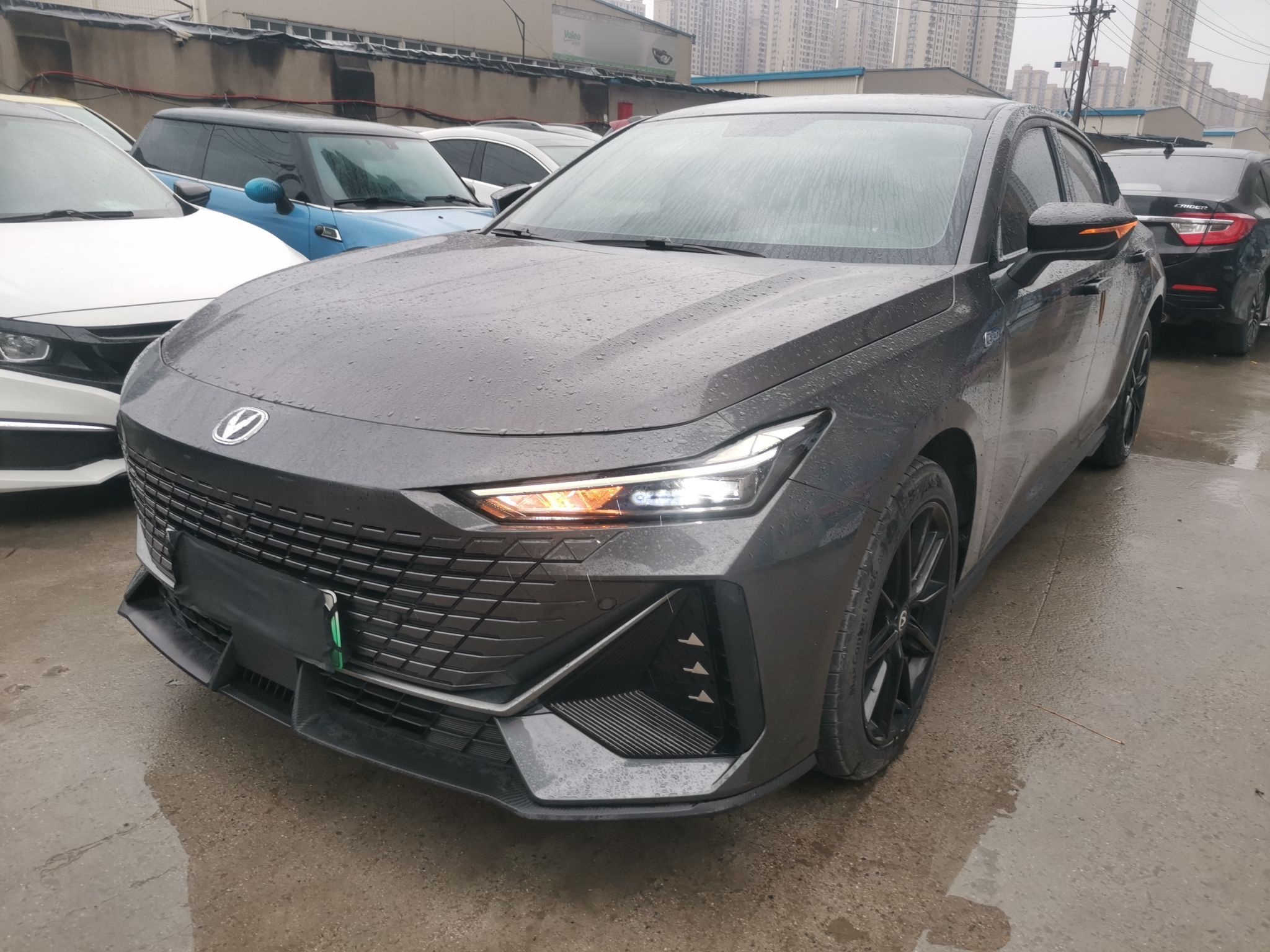 تحت مقدمة السيارة