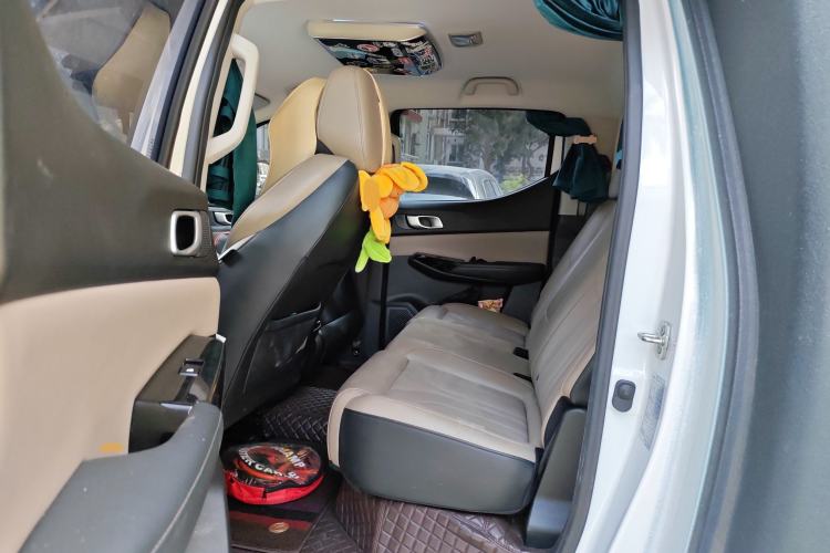 Used CHANGAN Hunter 2024 Knight Edition Flagship Model Dual-Motor All-Wheel Drive Standard Box
