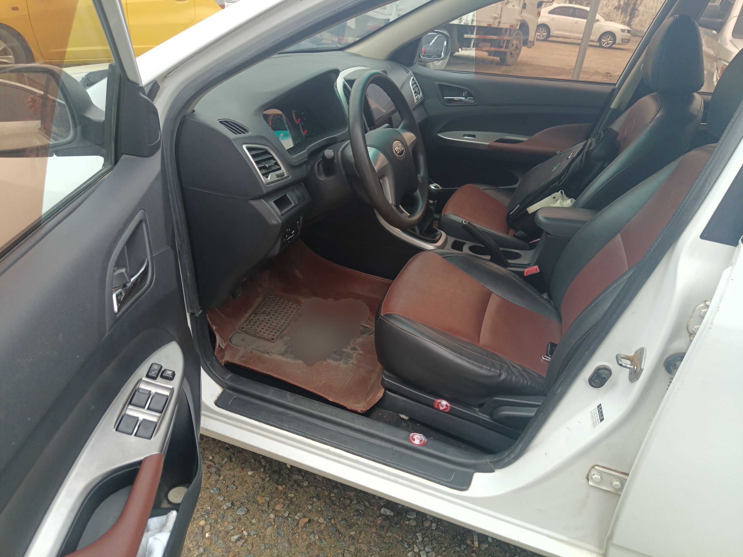 المقاعد الأمامية داخل السيارة