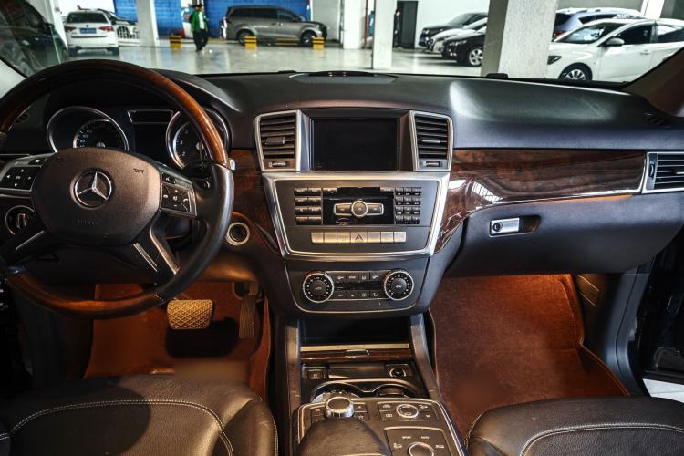 Used Mercedes-Benz M-Class 2014 ML 400 4MATIC Luxury Model Audio And AC Panel