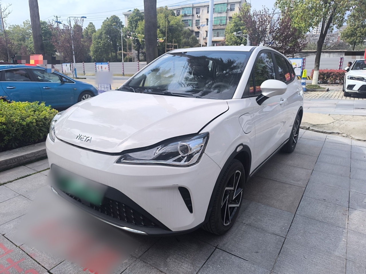 Под передней частью автомобиля