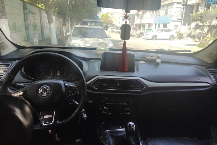 Used Dongfeng Fengon S560 2018 1.8L Manual Comfort 7-Seater Center Console