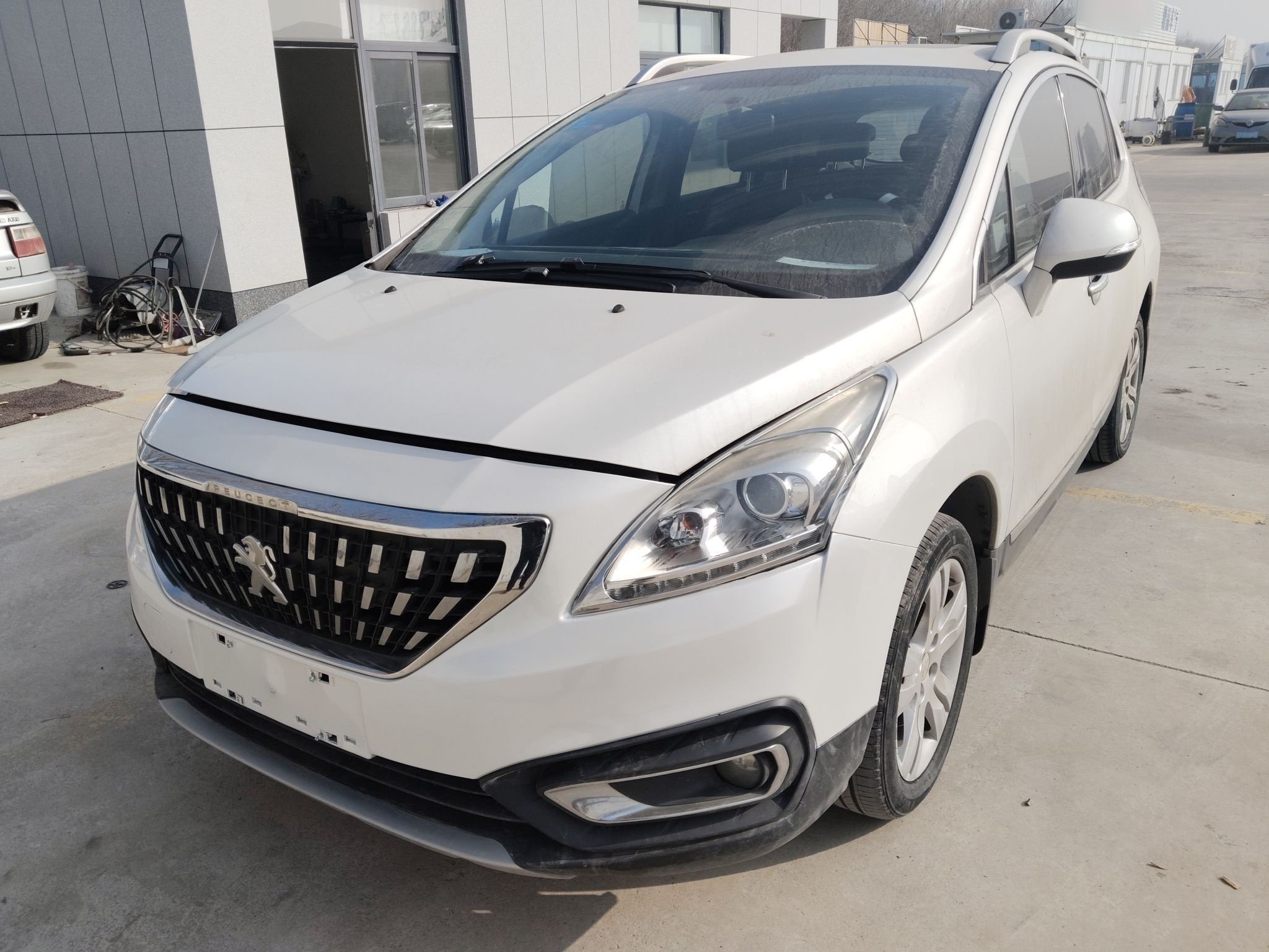 تحت مقدمة السيارة