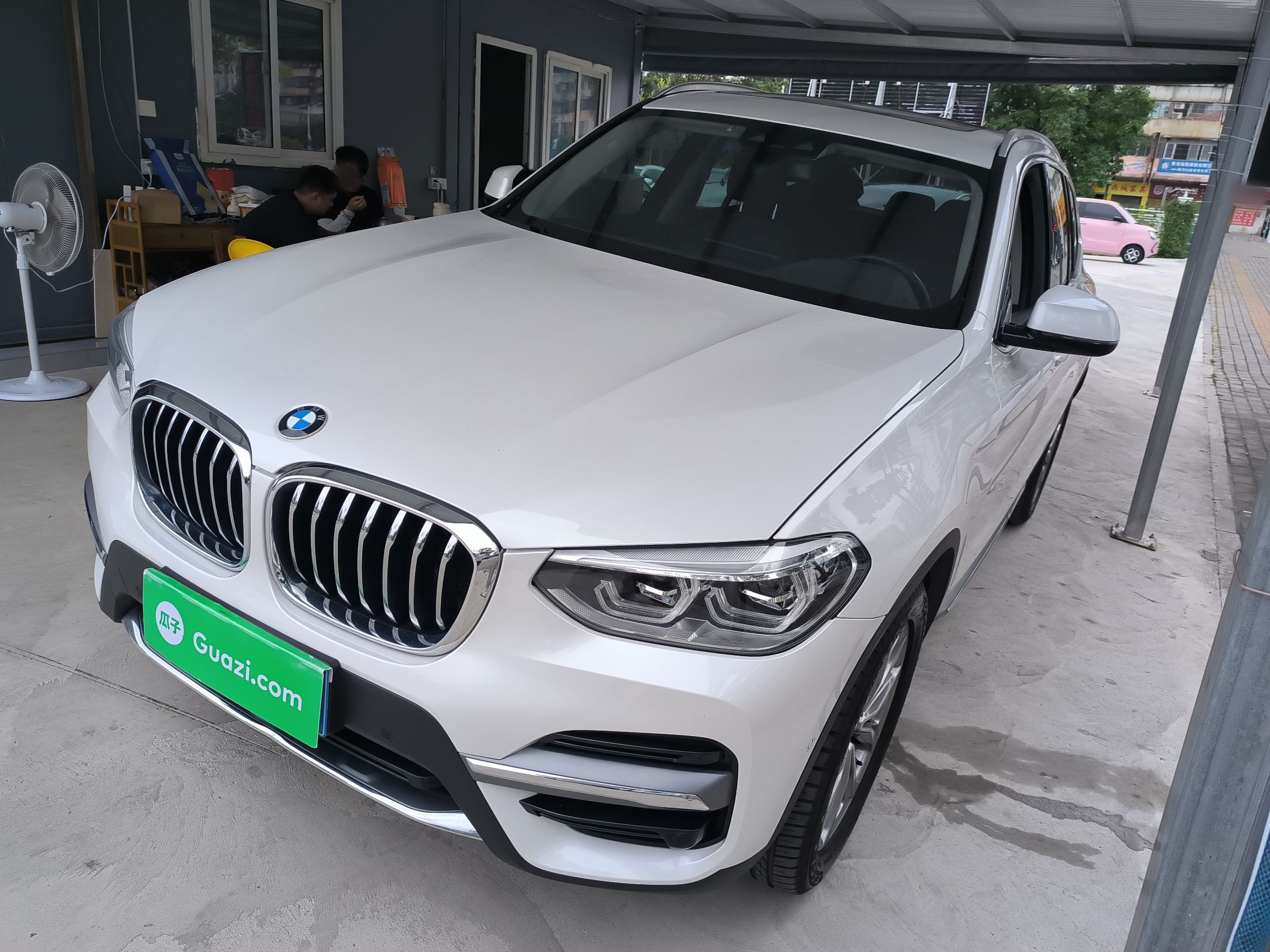 تحت مقدمة السيارة