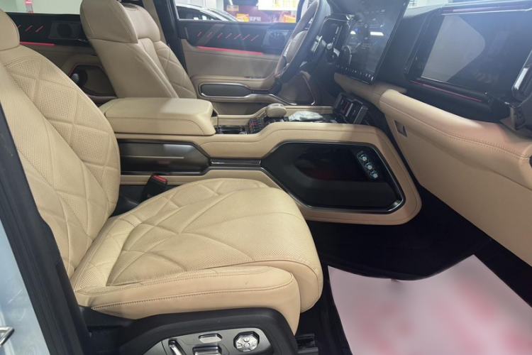 Used Formula Leopard 8 2025 Smart & Brave Flagship Edition 7 Seats