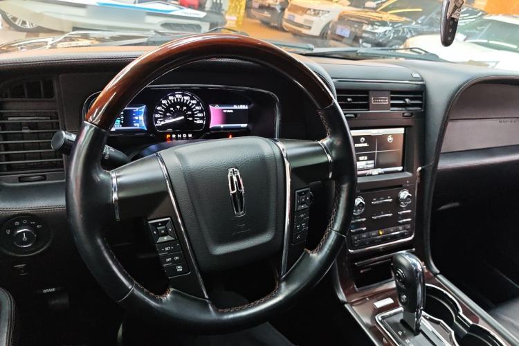 Used Lincoln Navigator 2016 3.5T AWD Center Console