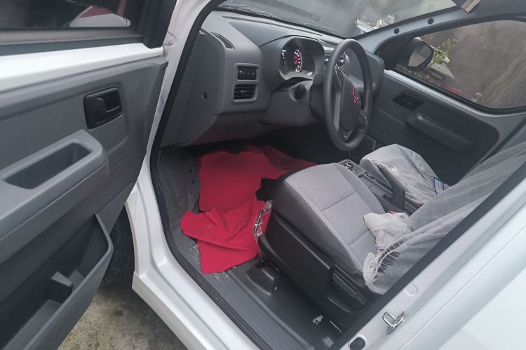 Used Wuling Yangguang 2024 300KM Comfort Version Passenger Van 75kW