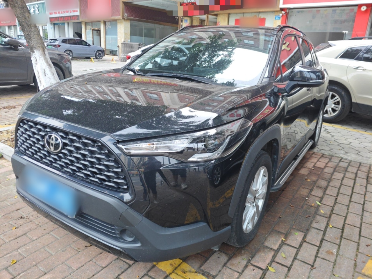 Под передней частью автомобиля