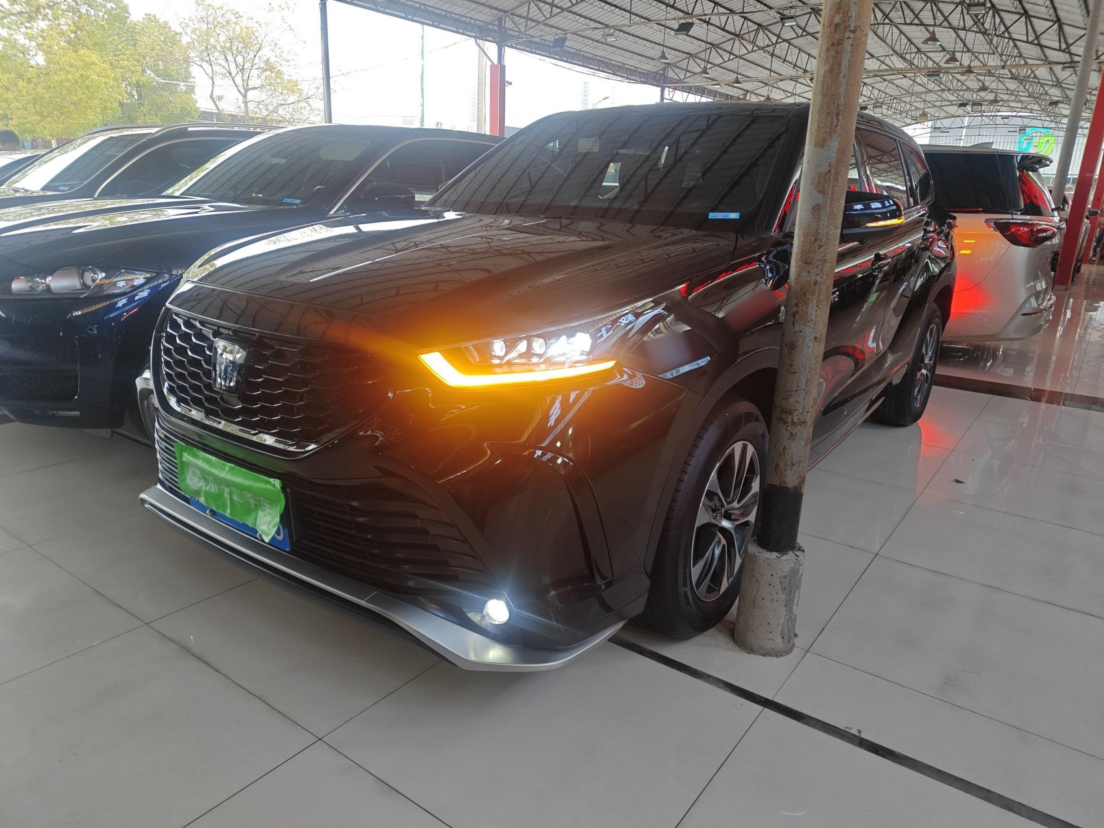 Под передней частью автомобиля