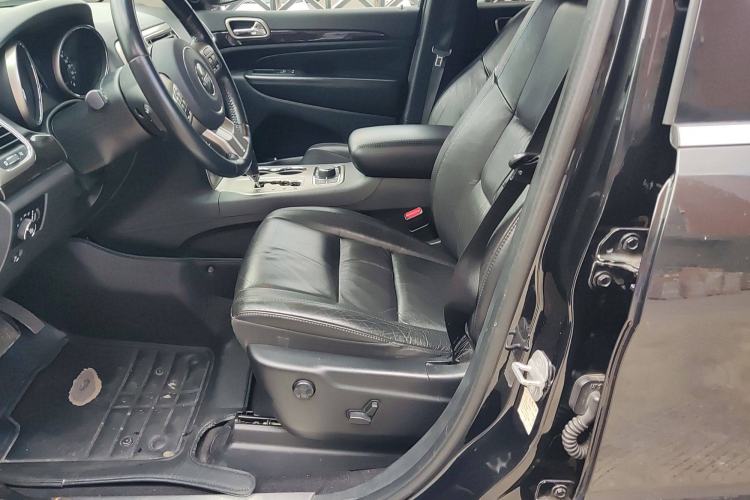 Used Jeep Grand Cherokee 2011 Revised Version 3.6L Comfort Edition
