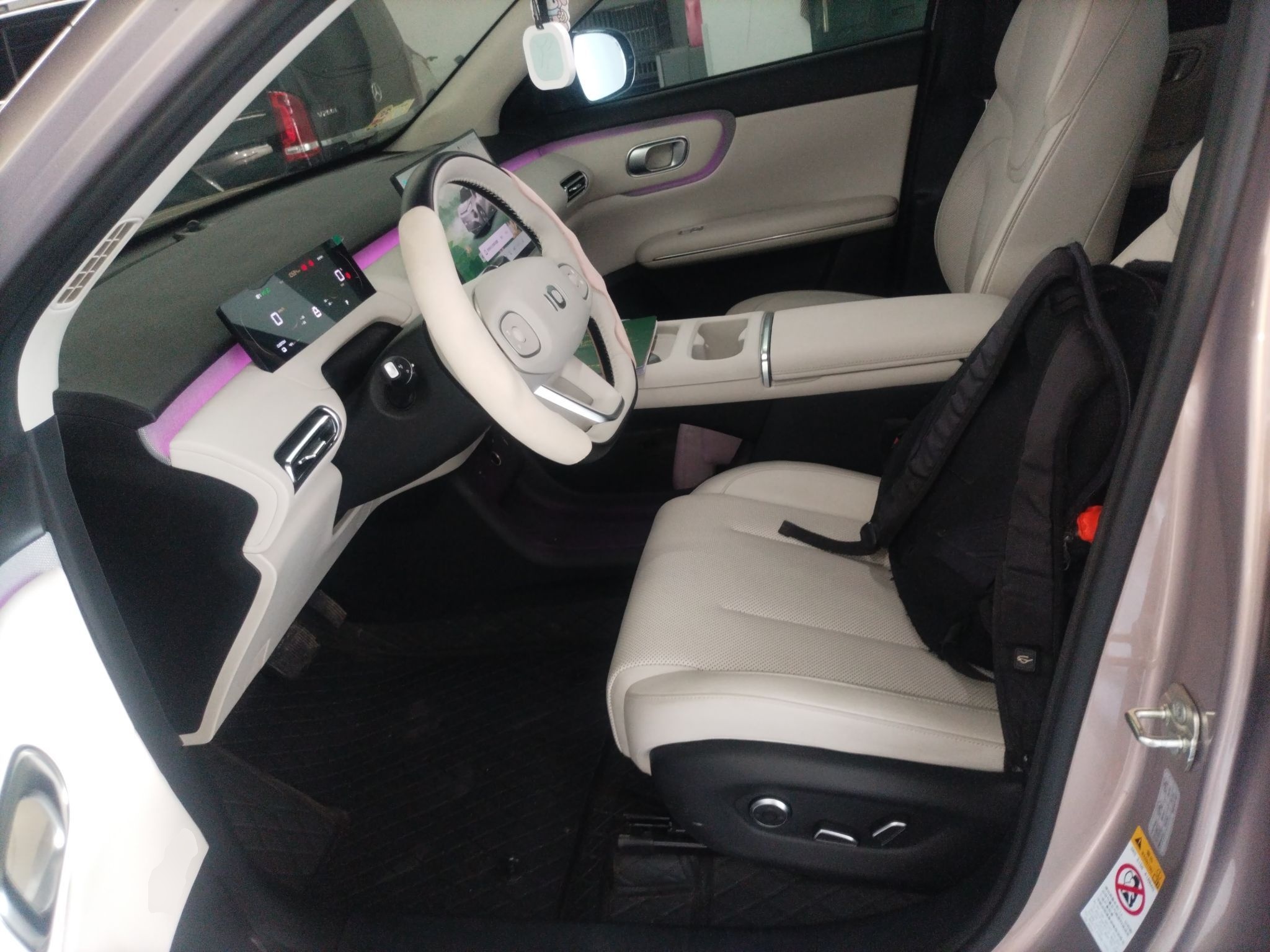 المقاعد الأمامية داخل السيارة