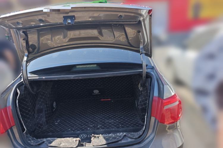 Used Volkswagen Jetta 2015 Zhuihui Edition 1.6L Manual Comfort Model Trunk