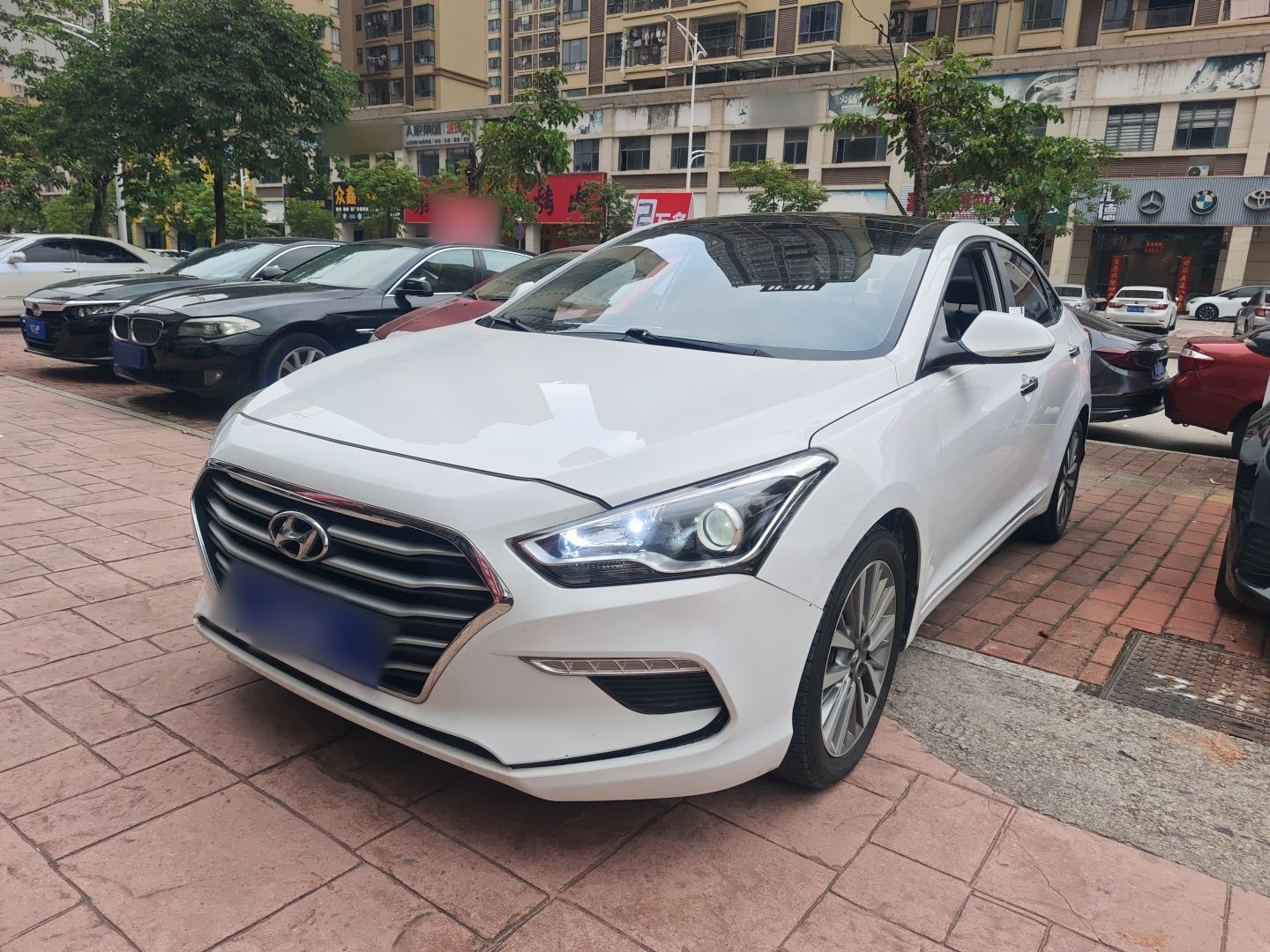 تحت مقدمة السيارة