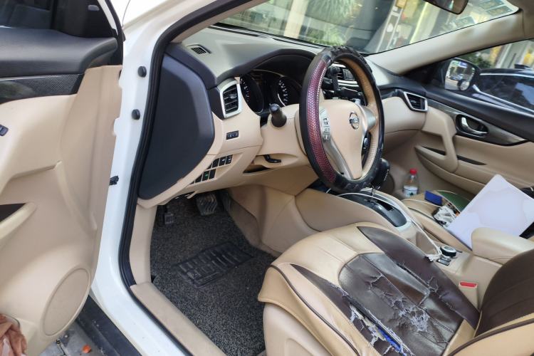 Used Nissan X-Trail 2014 2.5L CVT Leading Edition 4WD Driver Seat