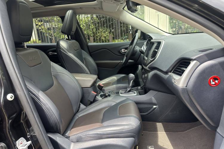 Used Jeep Cherokee 2016 2.4L Professional Smart Version