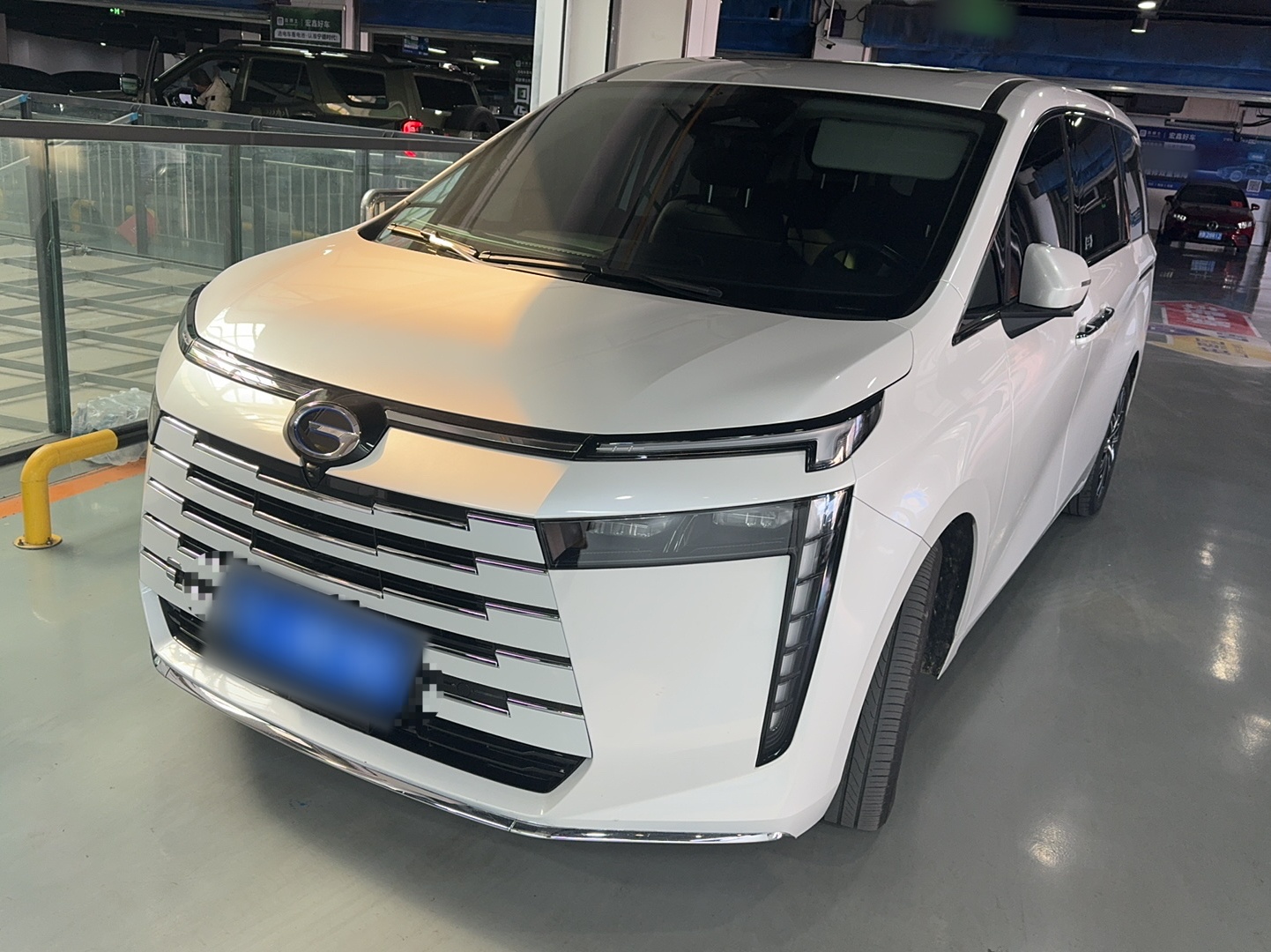 Под передней частью автомобиля