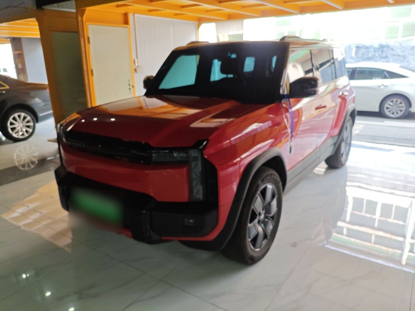 تحت مقدمة السيارة