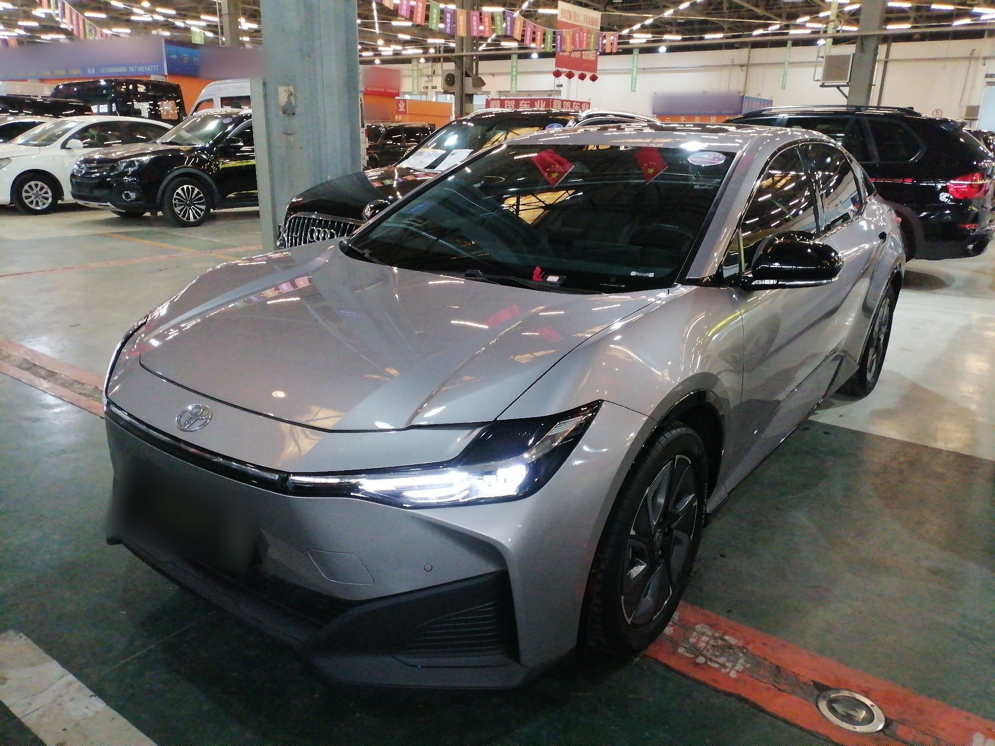 Под передней частью автомобиля