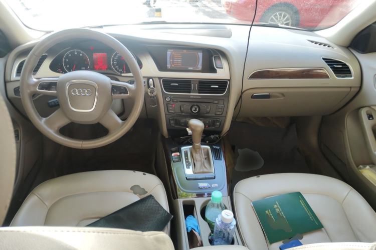 Used Audi A4L 2012 2.0 TFSI automatic Comfort trim level Center Console