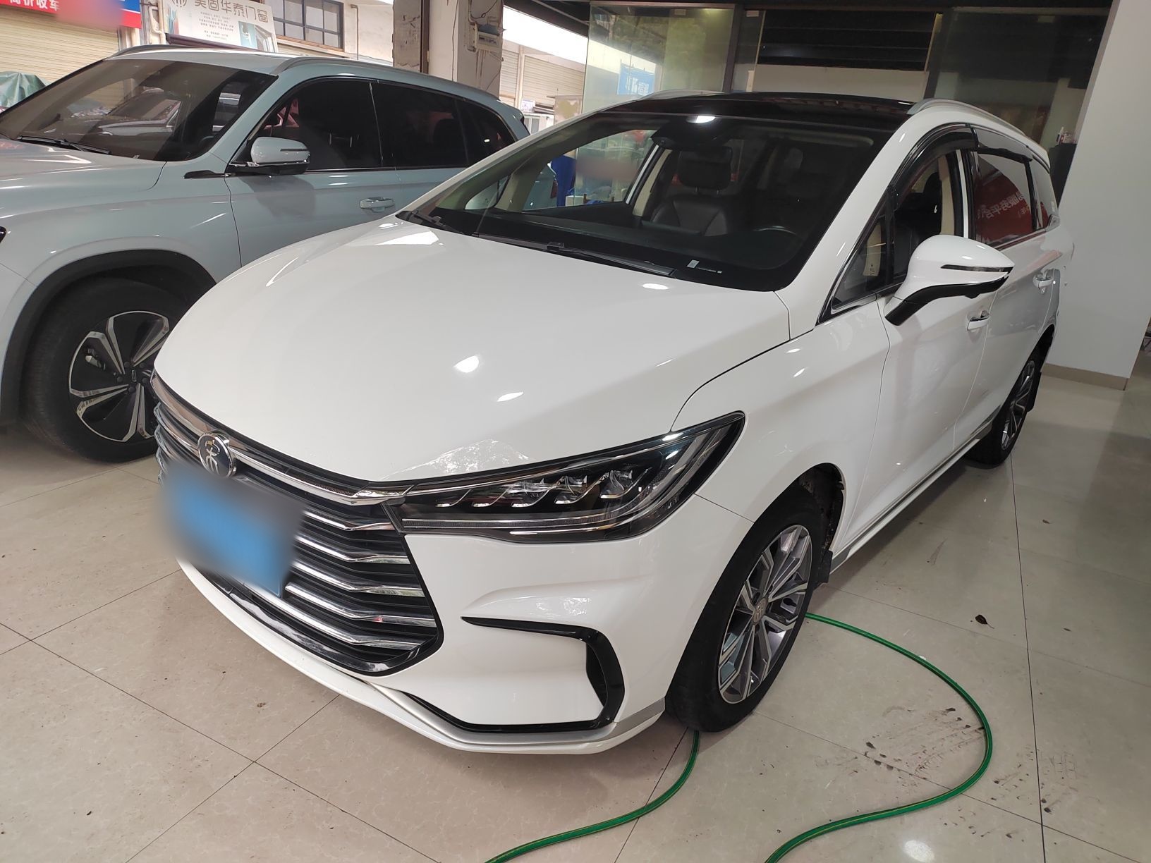 تحت مقدمة السيارة