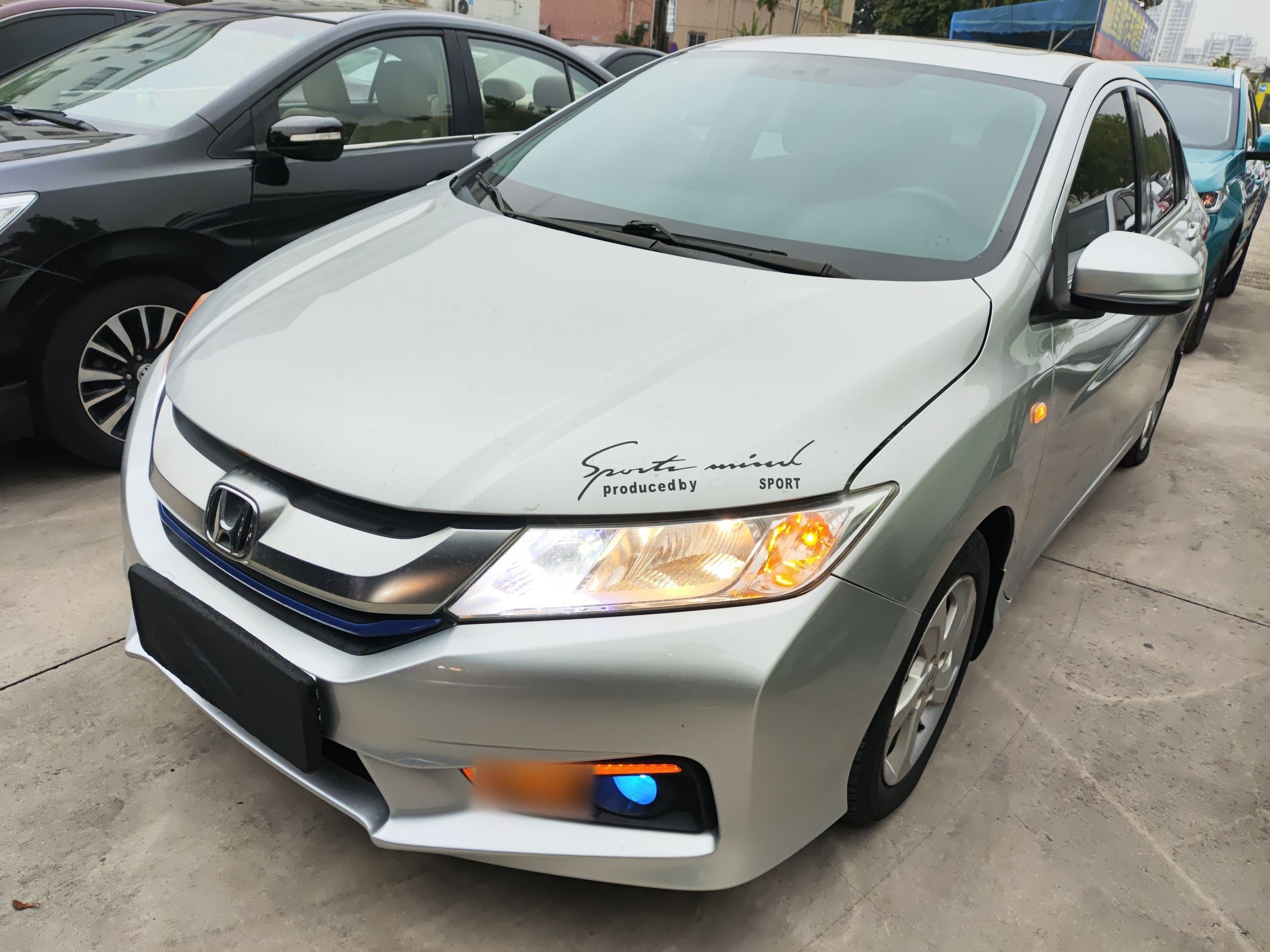 تحت مقدمة السيارة