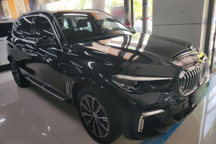 Used BMW X5 2022 Restyled xDrive 30Li M Sport Package Front Right 45 Deg