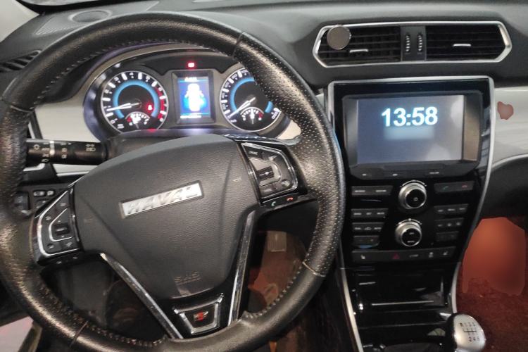 Used Haval H2 2016 Red-Label 1.5T Manual Two-Wheel Drive Luxury Model Center Console