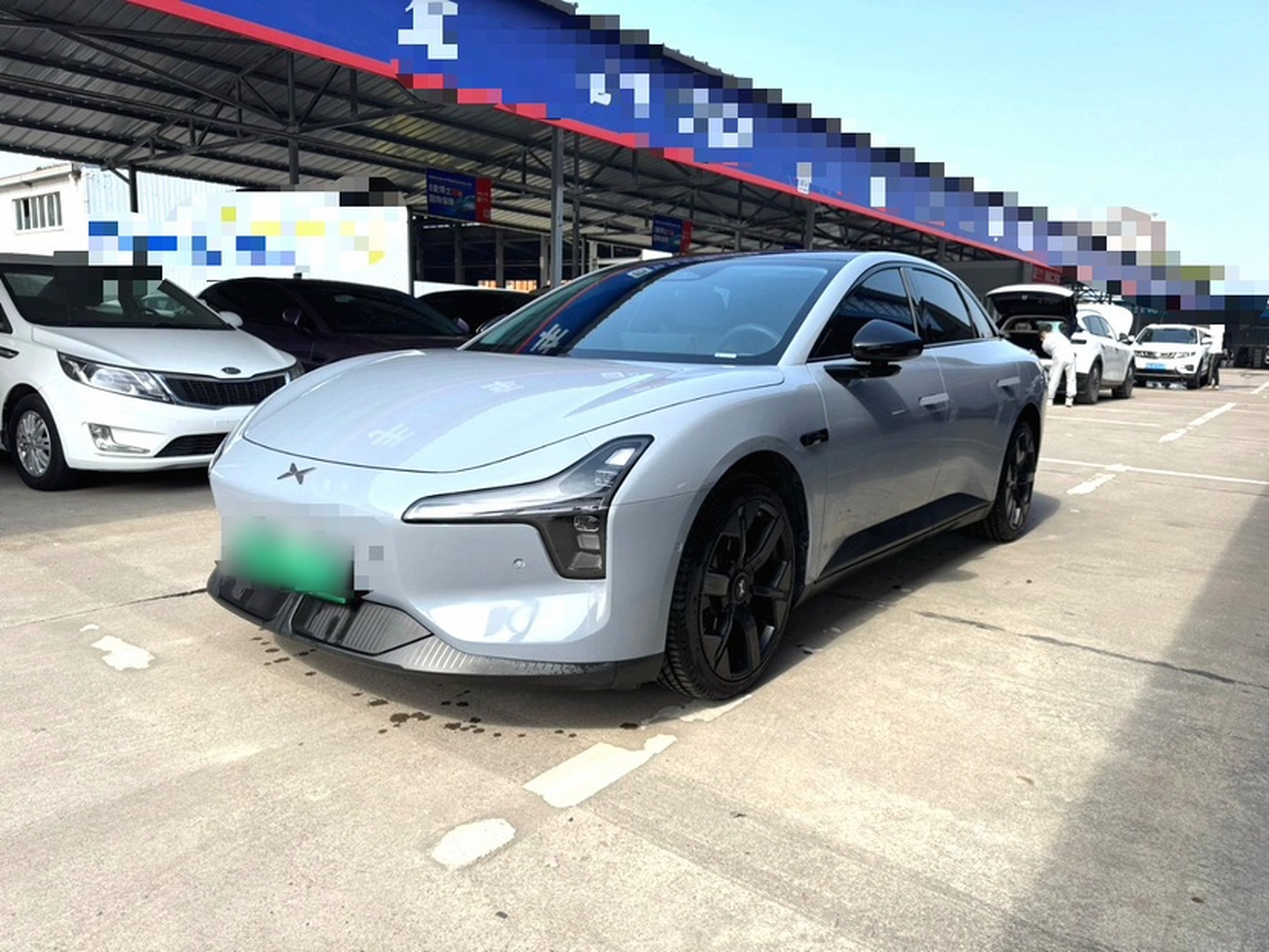 تحت مقدمة السيارة