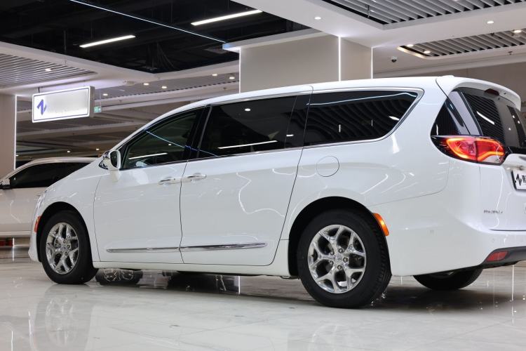 Used Chrysler Grand Voyager 2017 3.6L Premium Edition