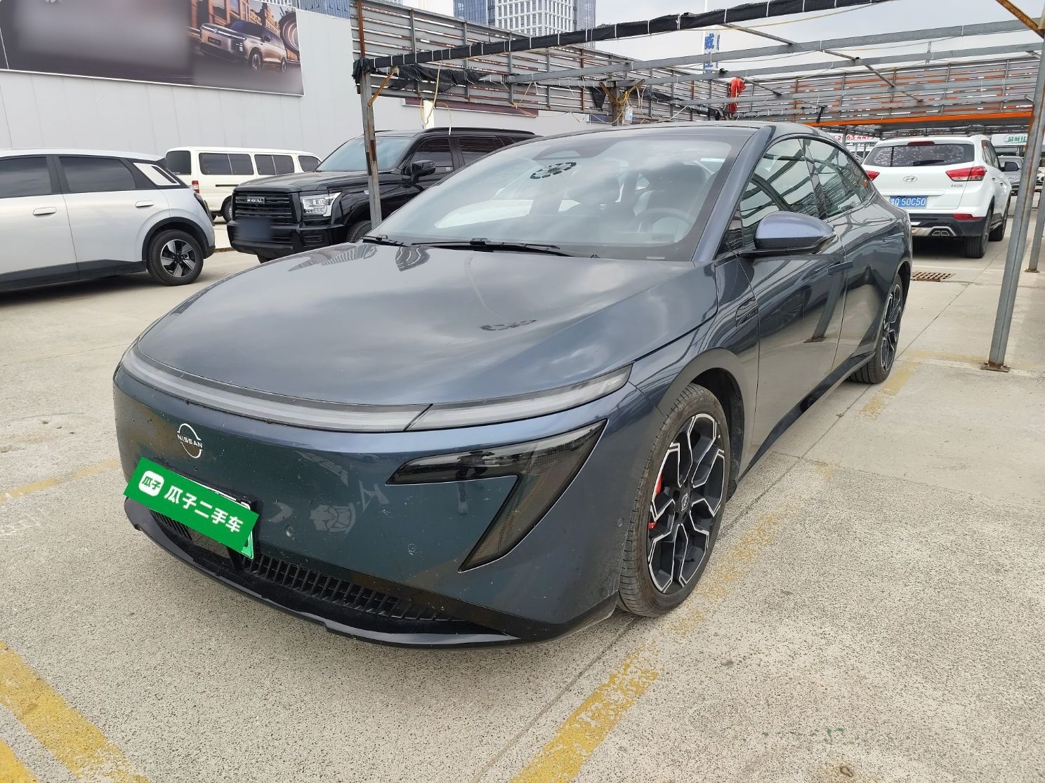 تحت مقدمة السيارة