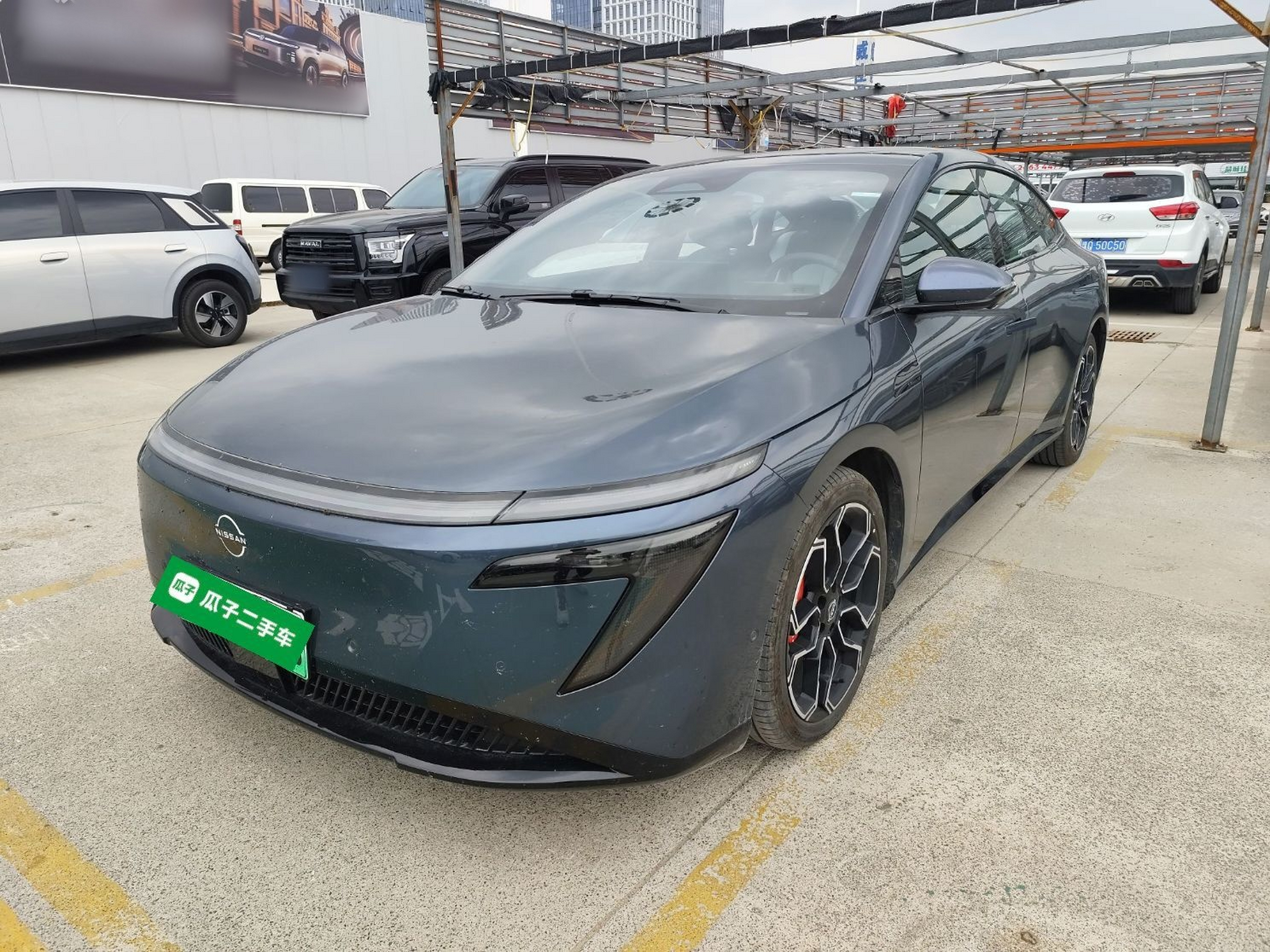 Под передней частью автомобиля