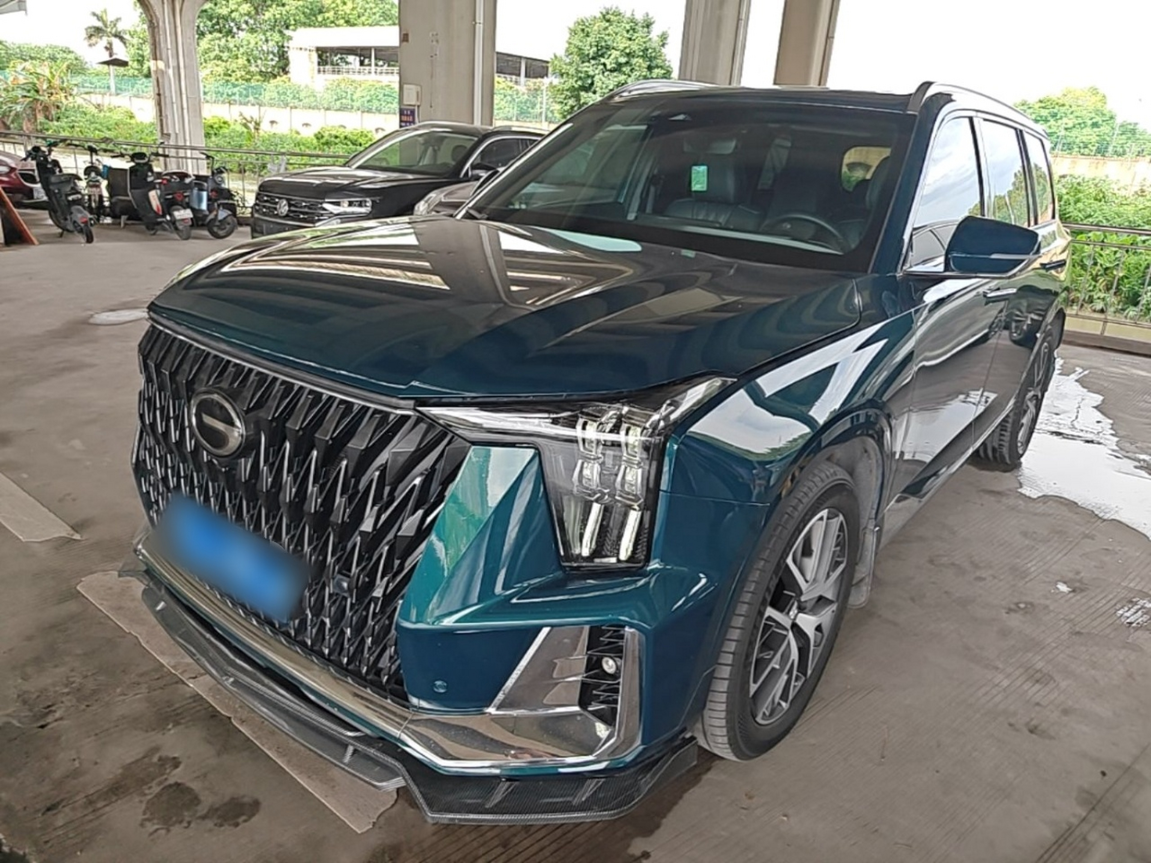 Под передней частью автомобиля