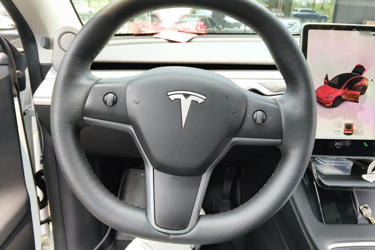 Used Tesla Model Y 2023 Long-Range All-Wheel-Drive Version Steering Wheel