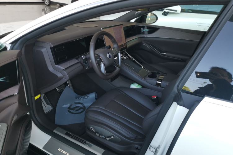 Used Denza Z9 2024 1100 km Four-Wheel Drive Max Version
