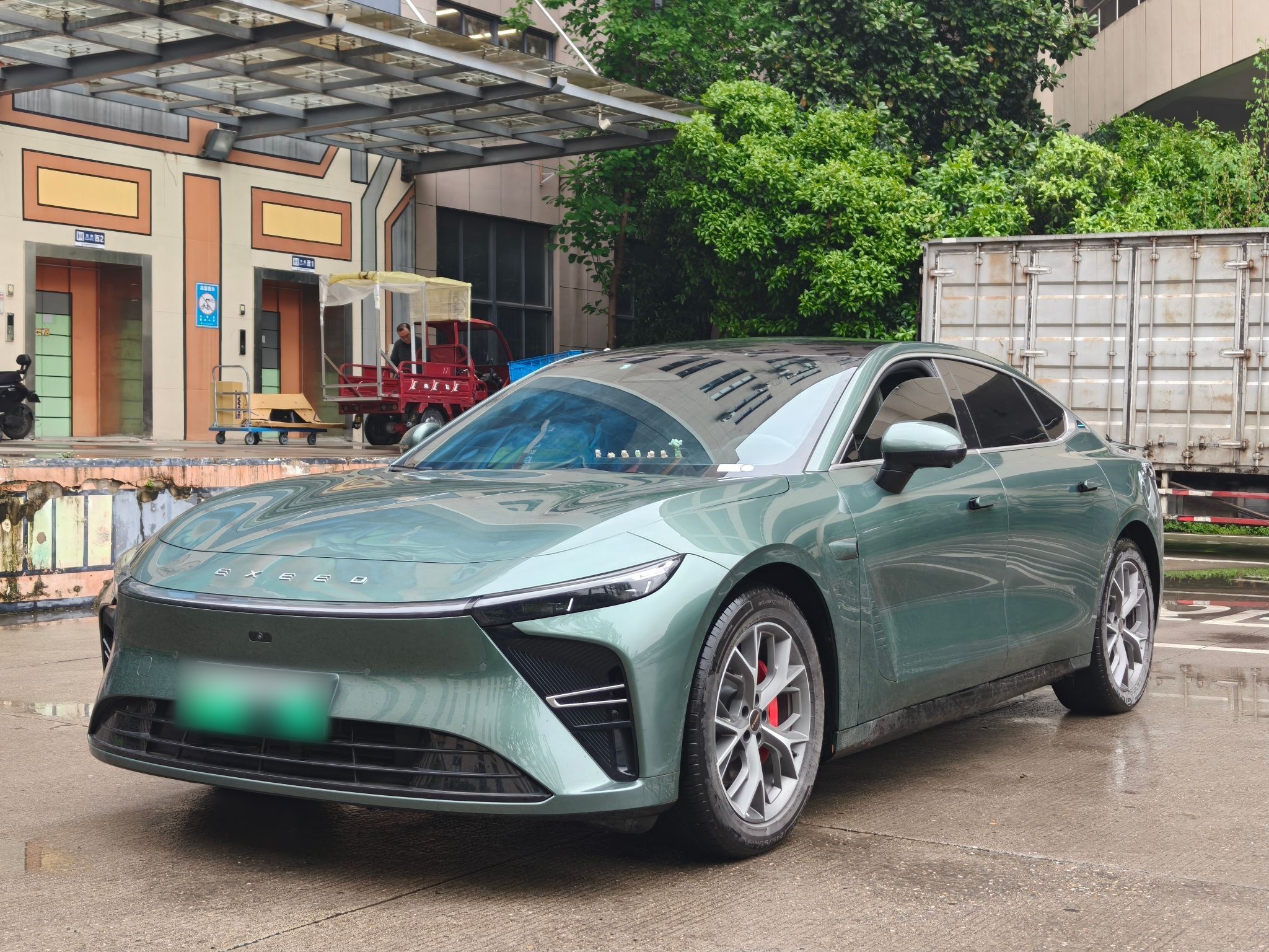 Под передней частью автомобиля