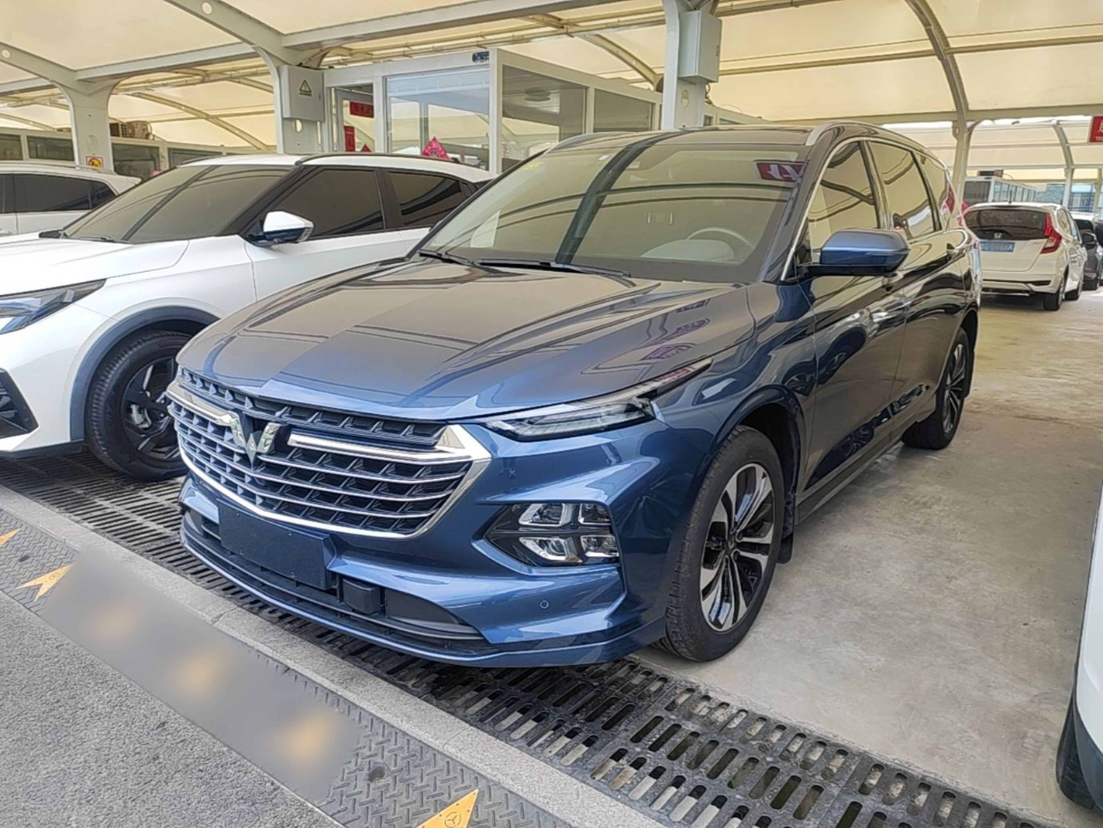Unter der Vorderseite des Autos