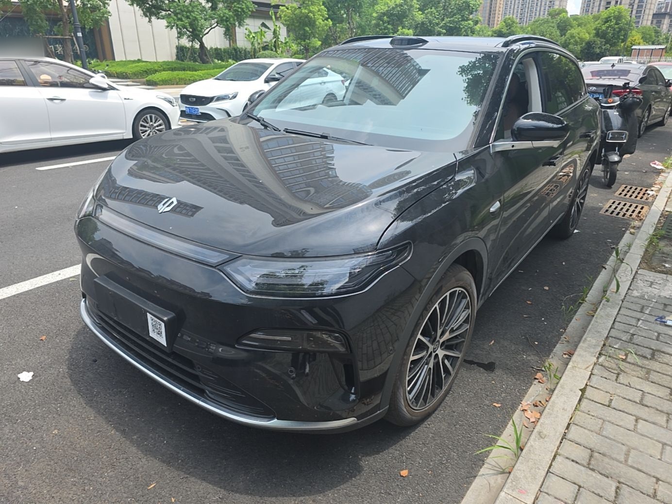 Под передней частью автомобиля